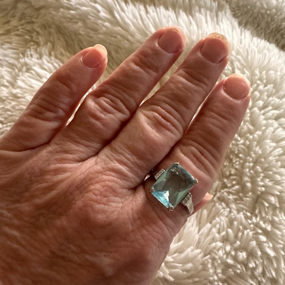 Elegant Silver and Blue Gemstone Ring - Picture 6 of 7